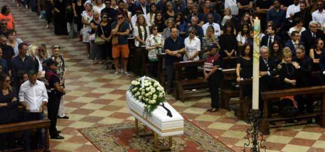 nadia toffa bara funerale 2019 lapresse 640x300