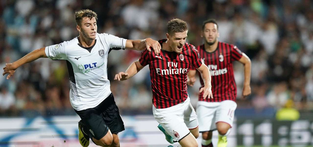 Piatek Milan Cesena contrasto lapresse 2019