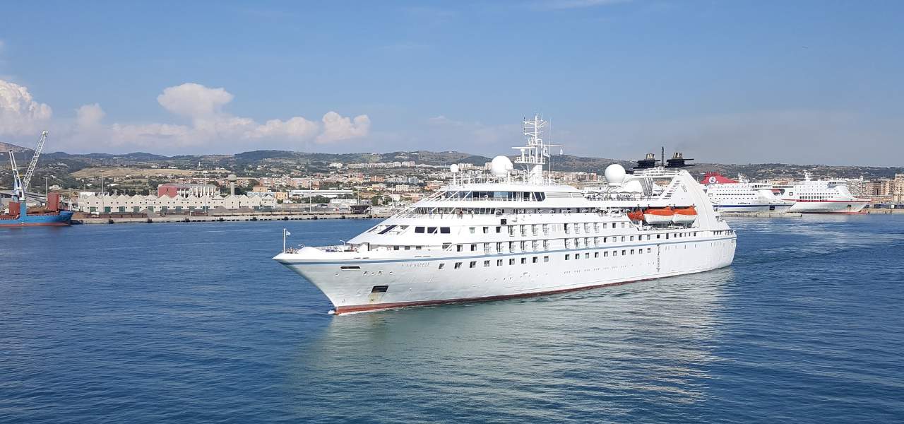 nave porto civitavecchia pixabay