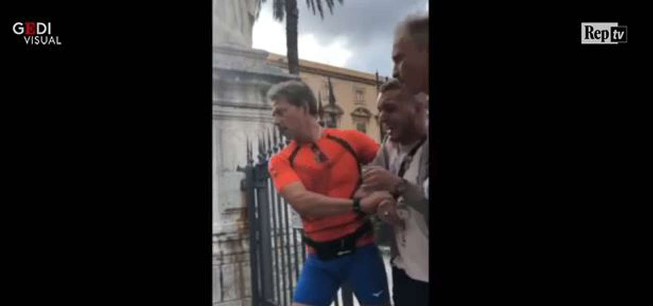uomo armato cattedrale video
