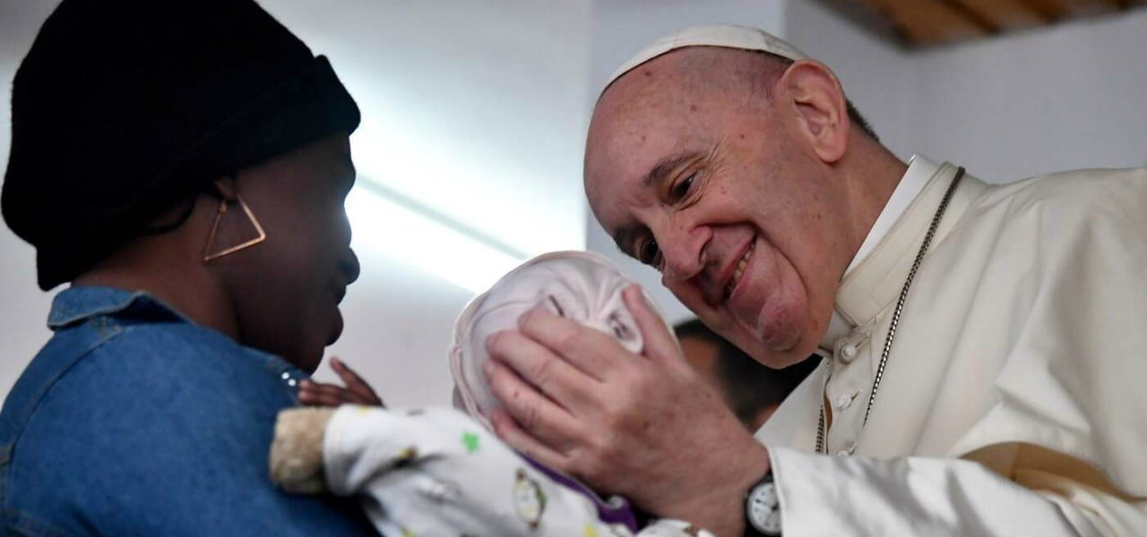 papa francesco mozambico bambino lapresse1280