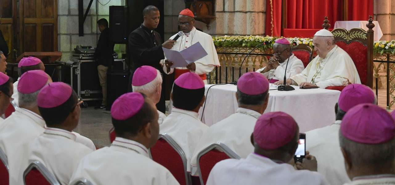 papa francesco vescovi madagascar lapresse1280