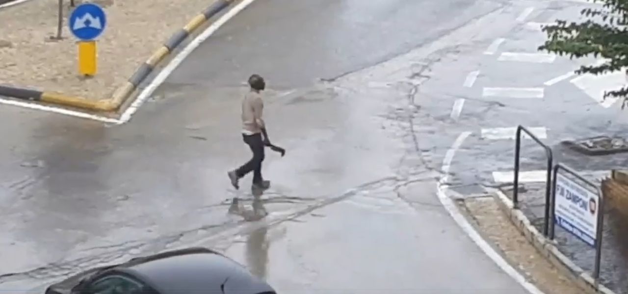 uomo machete fermo