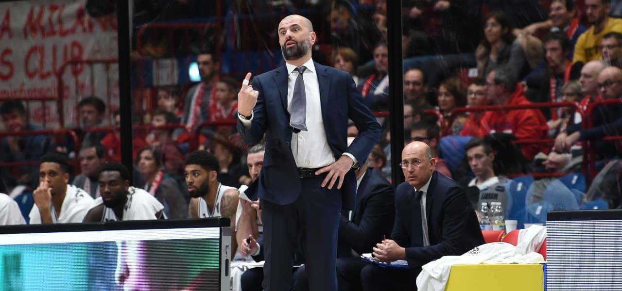 Maurizio Buscaglia sguardo dito basket lapresse 2019