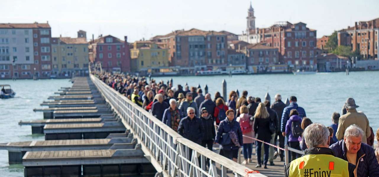 venezia ponte barche cimitero lapresse1280