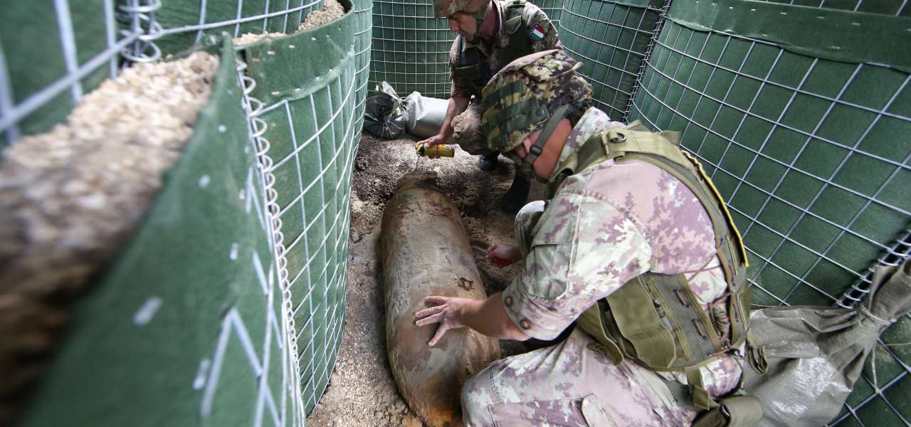 Bomba e militari