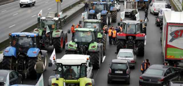 trattori protesta parigi 640x300