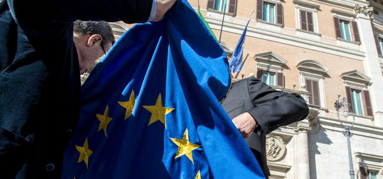 europa bandiera montecitorio pd lapresse1280