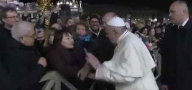 Papa schiaffeggia fedele