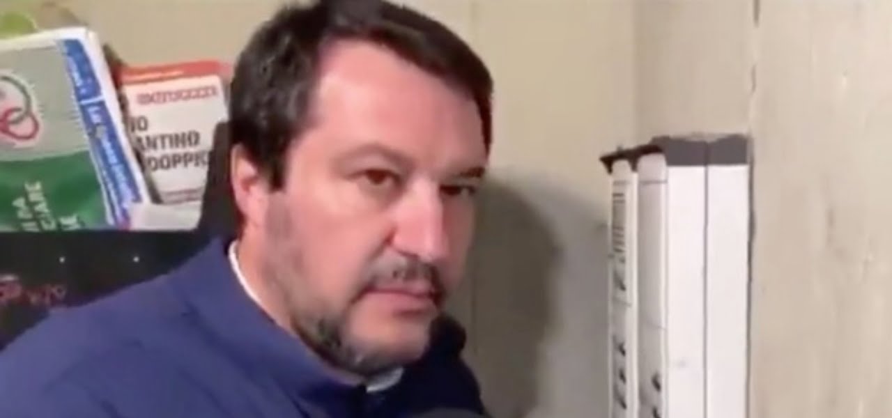 Salvini al citofono