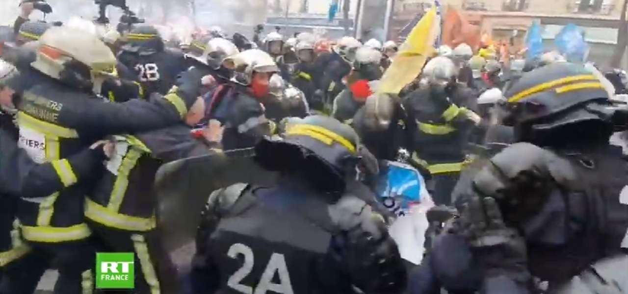 parigi scontri vigili del fuoco polizia