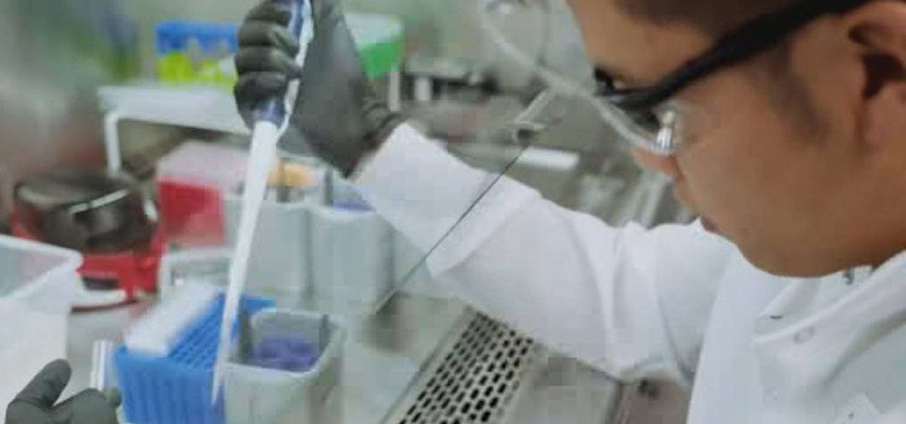Coronavirus, scienziati in laboratorio
