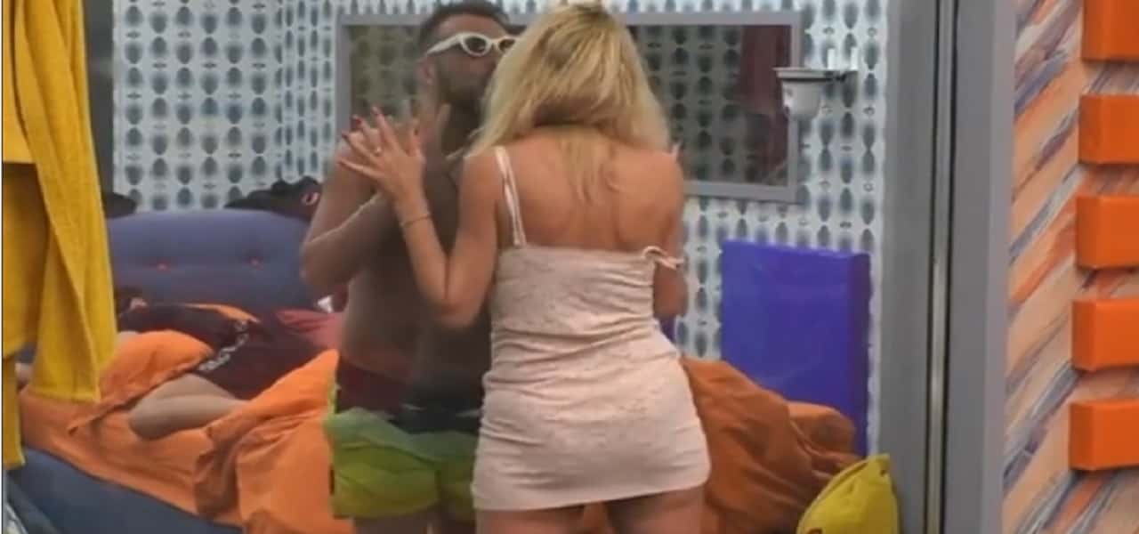 sossio aruta valeria marini bacio grande fratello vip min