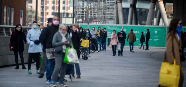 supemercato fila milano 2020 lapresse 640x300