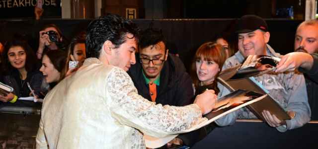 Ezra Miller autografi premiere lapresse 2020 640x300