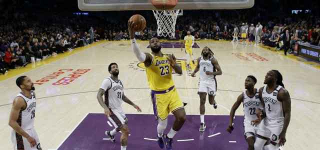 LeBron James layup Lakers Nets lapresse 2020 640x300