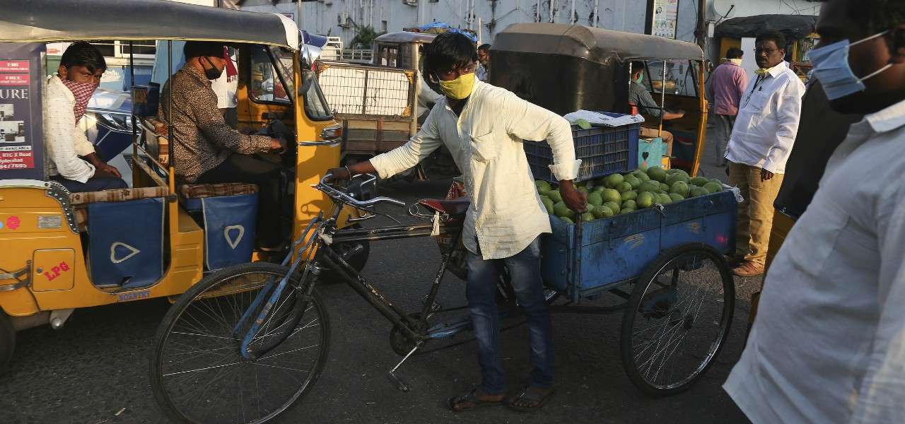 India bicicletta traffico lapresse 2020