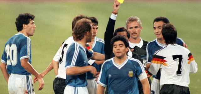 Diego Armando Maradona viene ammonito nella finale dei Mondiali 1990