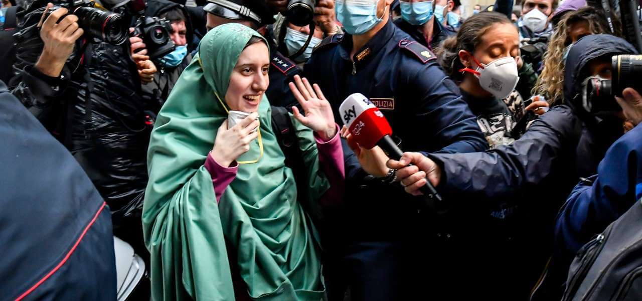 Silvia Romano giornalisti carabinieri lapresse 2020