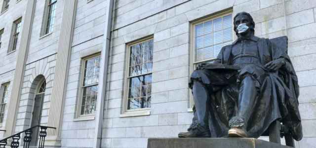 John Harvard statua mascherina lapresse 2020 640x300