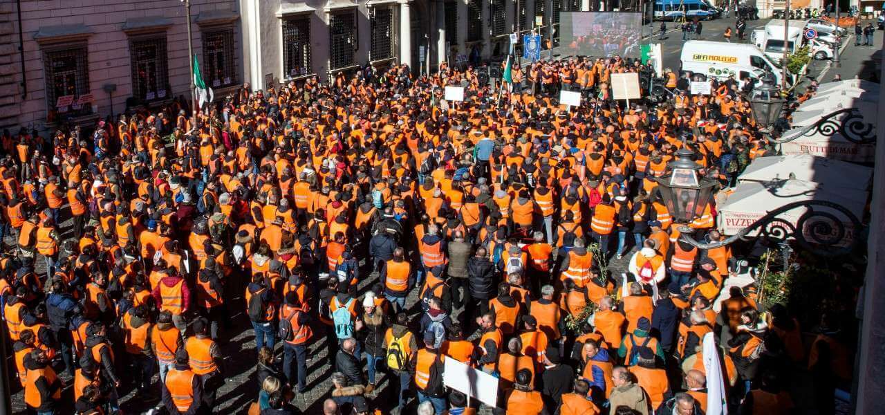 Gilet arancioni Roma lapresse 2020