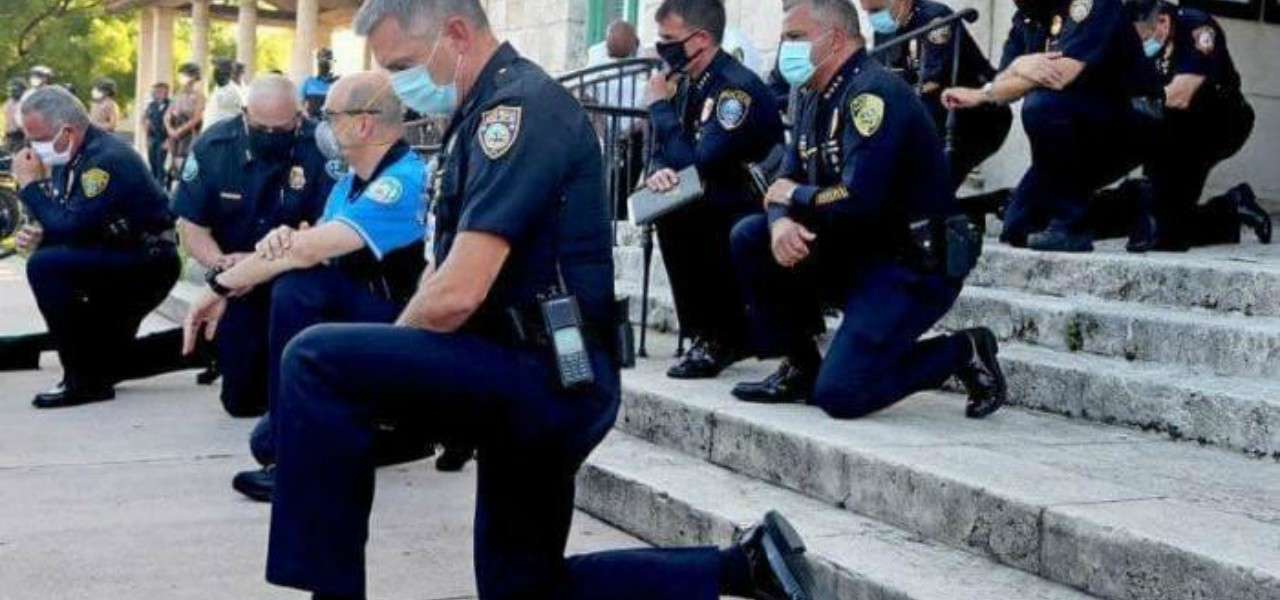 a miami i poliziotti di inginocchiano alla manifestazione per george floyd