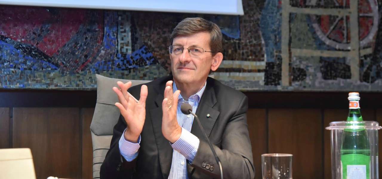 Vittorio Colao applauso lapresse 2020