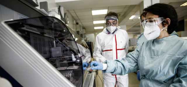 Coronavirus, ricercatori al lavoro in laboratorio