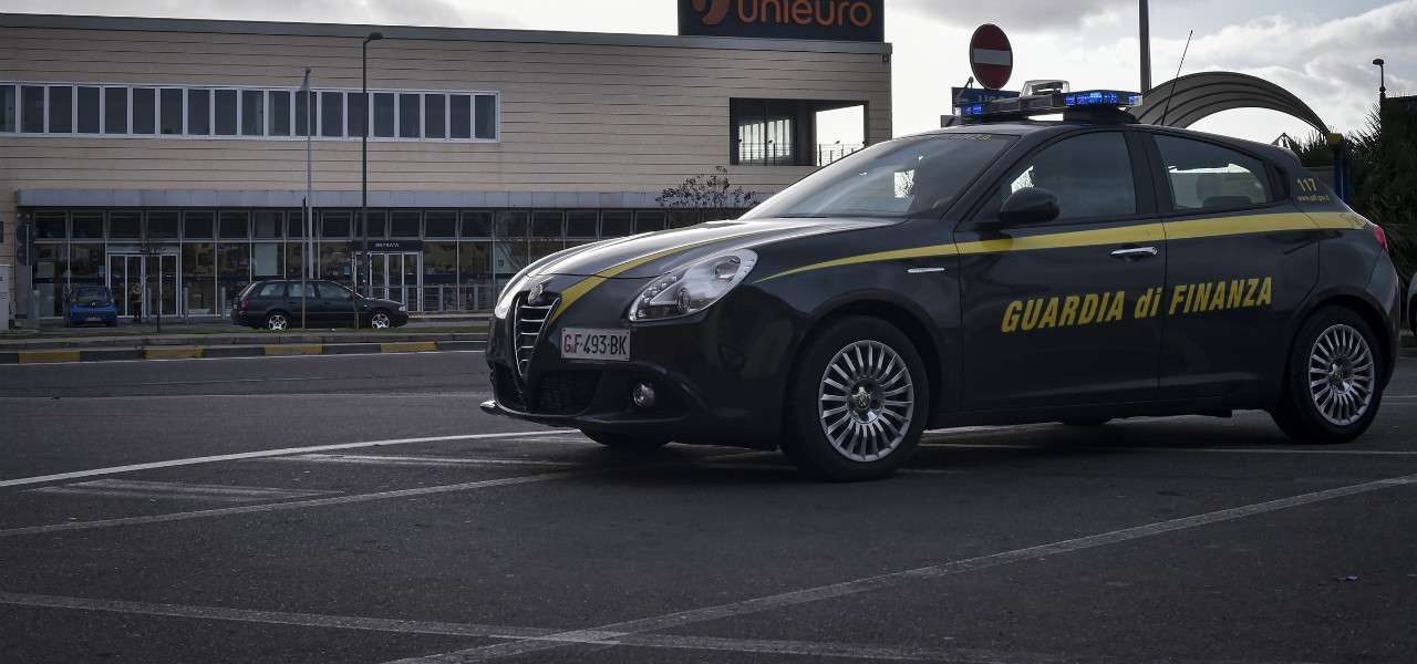 Guardia finanza auto lapresse 2020