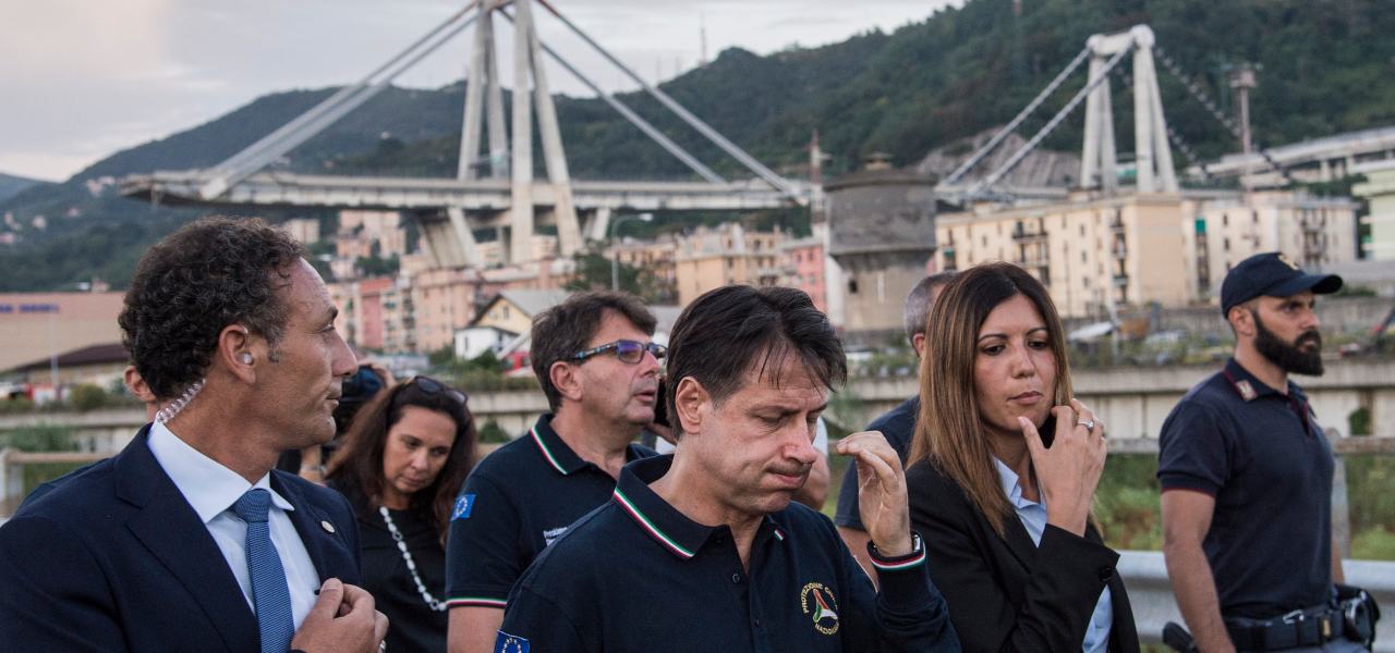 Conte davanti al Ponte crollato
