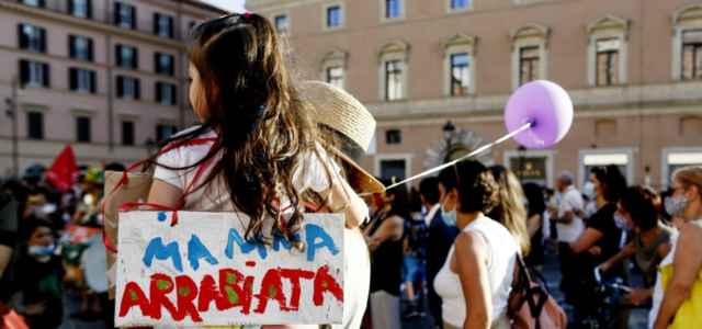 scuola mamma protesta lapresse1280 640x300