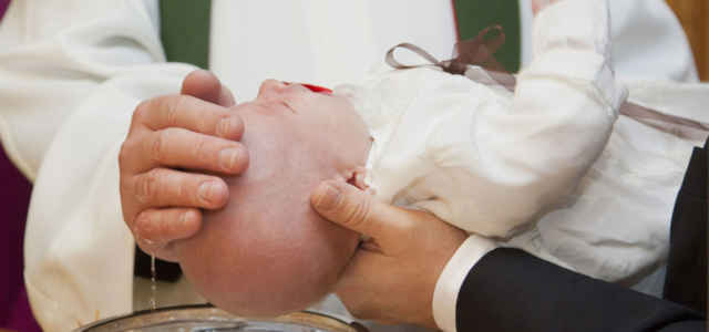 Battesimo di un bimbo in chiesa