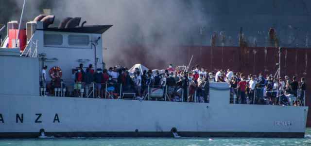 immigrazione migranti porto sbarco 2 lapresse1280 640x300