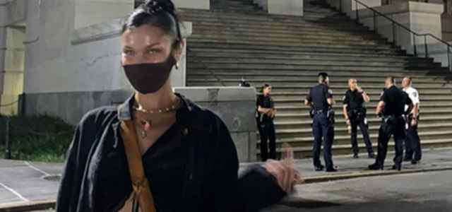 bella hadid poliziotti dito 640x300
