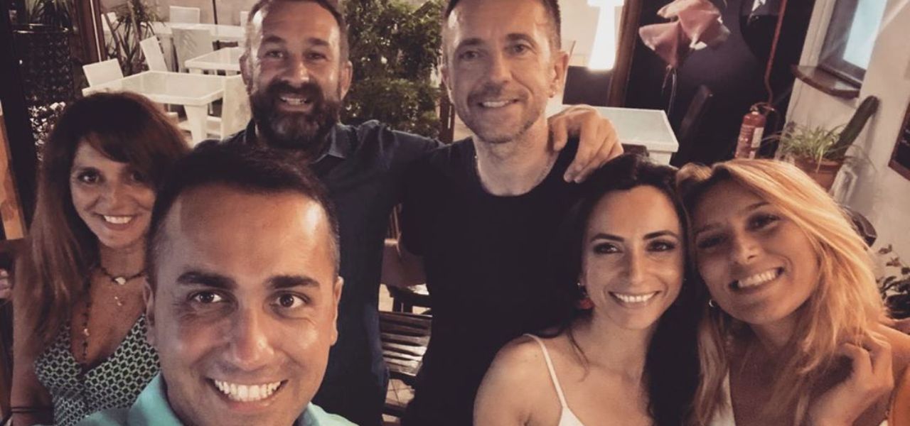 Selfie Scanzi Con Di Maio E Virginia Saba Senza Mascherine No Strette Di Mano Ma