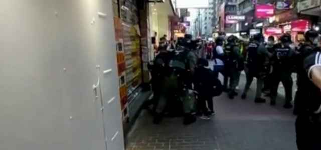 Aggressione polizia Hong Kong 640x300