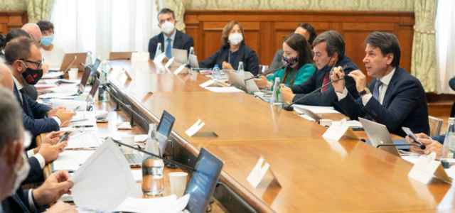 Conte alla riunione sul Recovery Fund