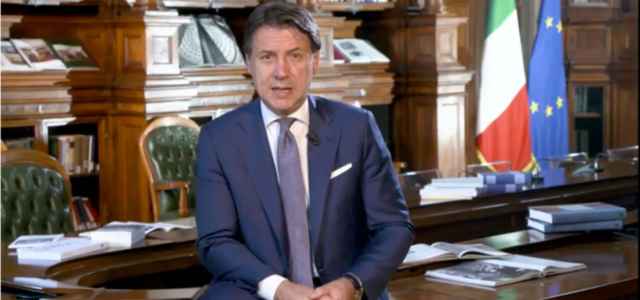 Conte , messaggio scuola