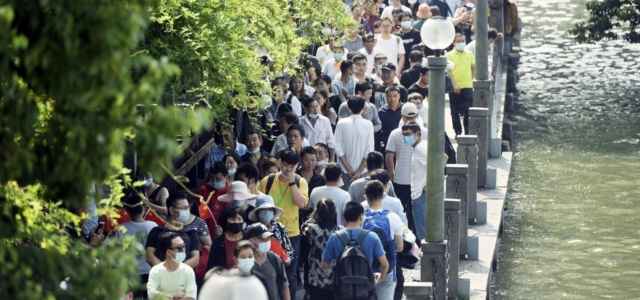 Cina viaggi folla Lapresse1280 640x300