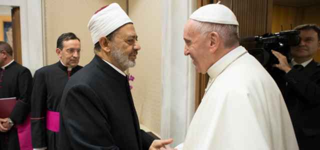 Papa con l'imam di Al Azhar