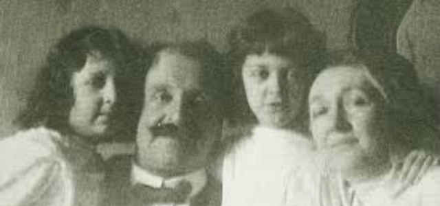 Rita Levi-Montalcini da piccola in compagnia dei genitori e della sorella Paola