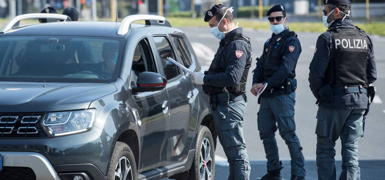 Regole zona rossa: cosa cambia/ Scuole, negozi, visite e spostamenti: tutti i divieti