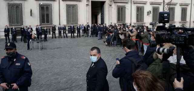 Conte fuori da palazzo Chigi