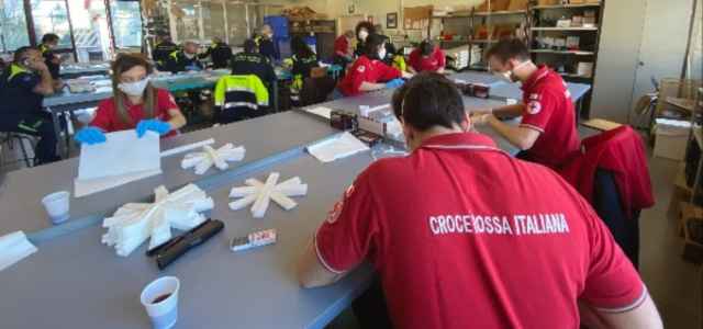 volontari protezione civile e croce rossa 50 mila protezioni in dieci giorni 2 640x300