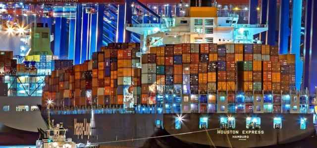 nave container notte pixabay1280 640x300