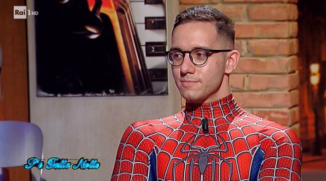 Mattia Villardita, lo Spiderman dei bimbi ricoverati/ Costanzo “Altruismo e umanità”