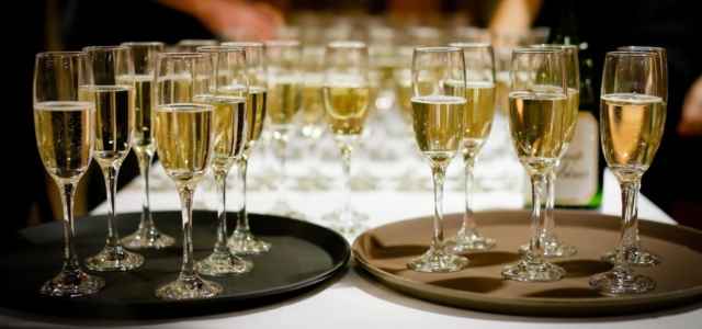vino bicchieri flute pixabay1280 640x300