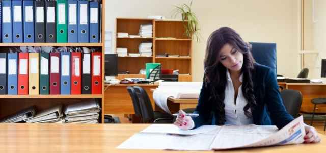 Lavoro donna scrivania ufficio Pixabay1280 640x300