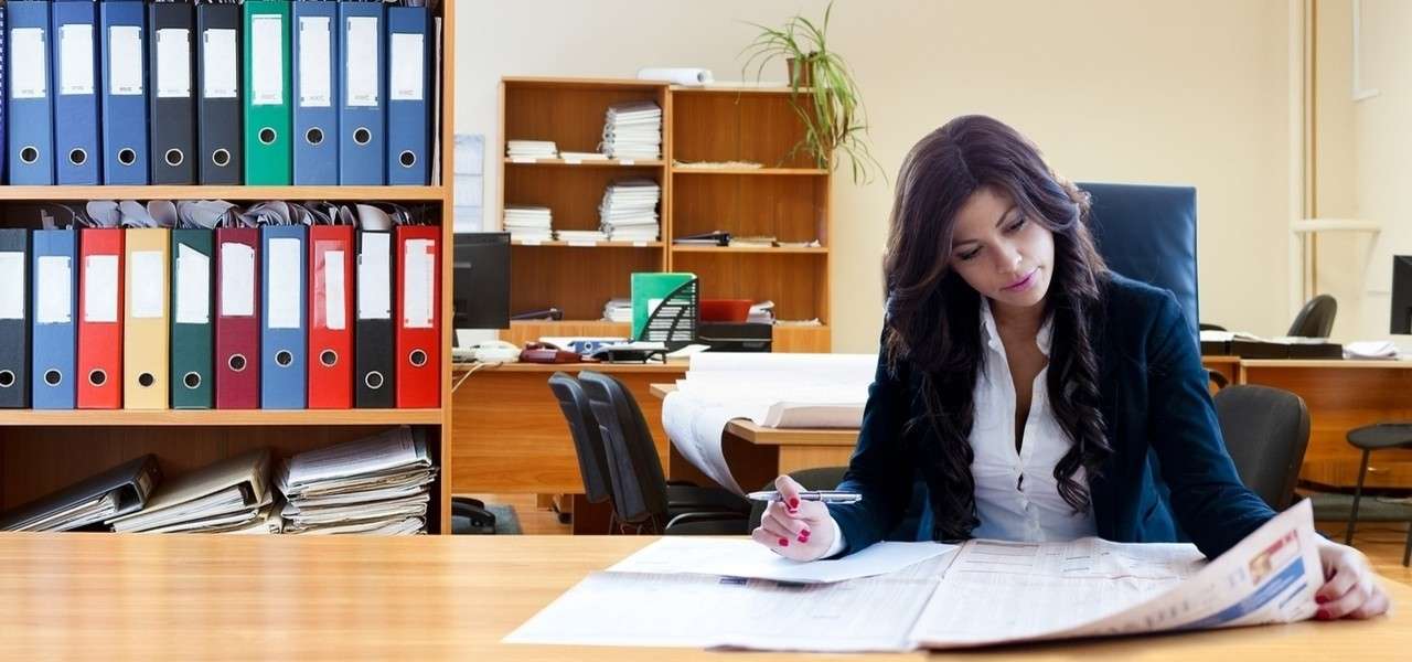 Lavoro donna scrivania ufficio Pixabay1280