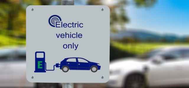 auto elettrica cartello pixabay1280 640x300
